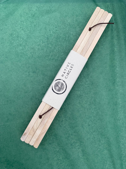 Wooden frame for prints or posters. Magnetic clasp inside the wood. Holds print at the top and bottom.